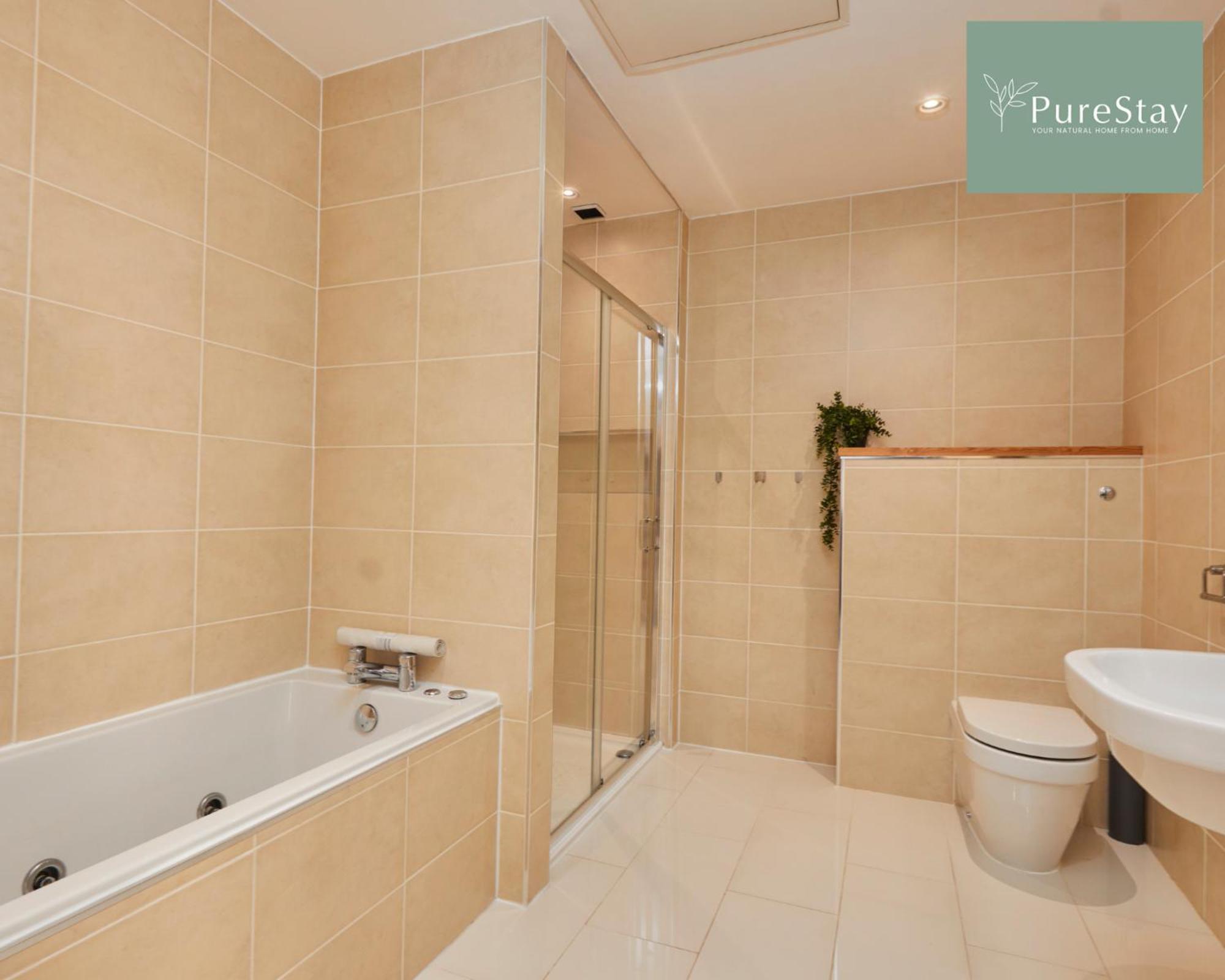Superb House Near Etihad With Free Parking Sleeps 8 Сasa de vacaciones Mánchester