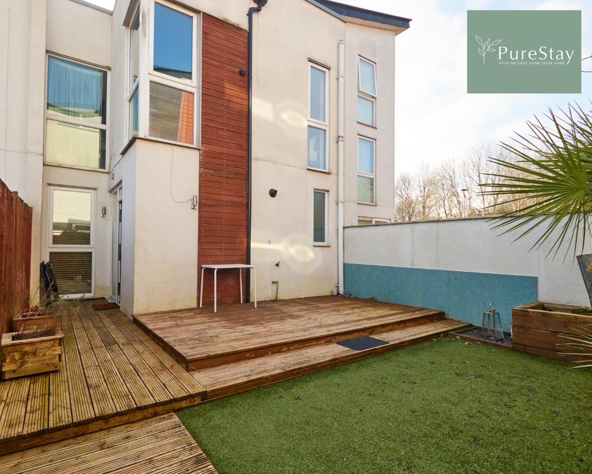 Сasa de vacaciones Superb House Near Etihad With Free Parking Sleeps 8 Mánchester
