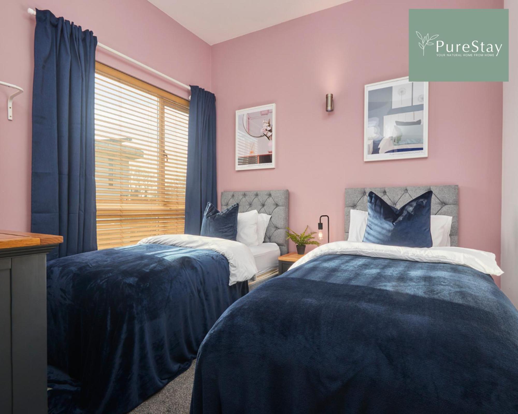 Сasa de vacaciones Superb House Near Etihad With Free Parking Sleeps 8 Mánchester
